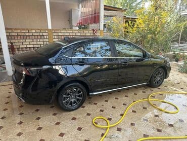 двуспальная кровать с подъемным механизмом: Автомобиль седан, черный цвет, интерьер в темных тонах. Особенности — 2