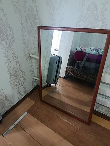 Настенное зеркало в деревянной раме. - Прямоугольная форма, крупный