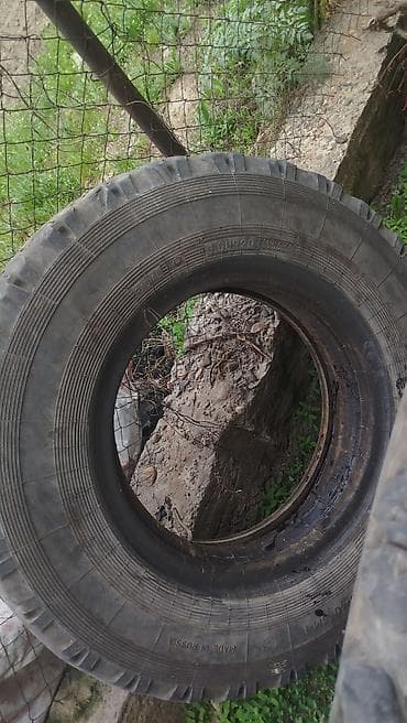 шины грязевые: Две грузовые шины с внедорожным протектором. Характеристики: - — 6