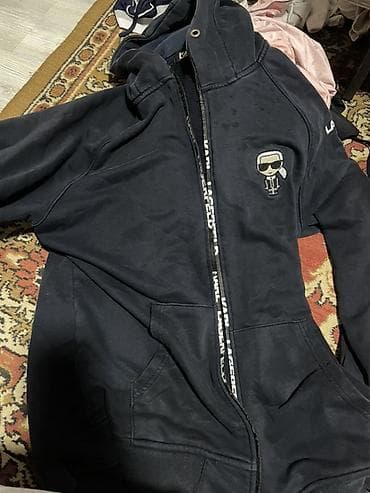 батник белый: Худи на молнии Karl Lagerfeld - Цвет: черный - Фирменная молния с — 4