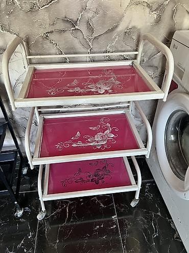 Парикмахерские помощники 2000 и 2500 сомов,кушетка 5500 - Две