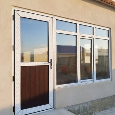 стеклянные блоки: Дверно-оконный блок из белого пластика с коричневой нижней панелью — 1