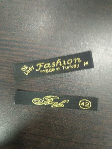 часы с логотипом на заказ: Ярлык одежда на заказ с Вашей надписью, лого — 1