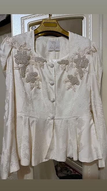 Нарядный комплект в молочно-белом цвете: жакет + многослойная юбка