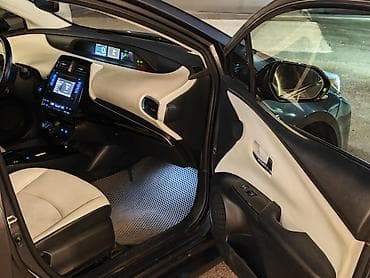byd e2 2022: Toyota Prius: 2019 г., 1.8 л, Вариатор, Гибрид, Лифтбек — 8