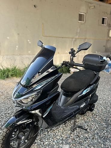 Скутер (макси-скутер) черного цвета Особенности и комплектация: -