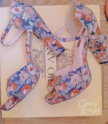 Женские босоножки на высоком толстом каблуке с открытым носком. -