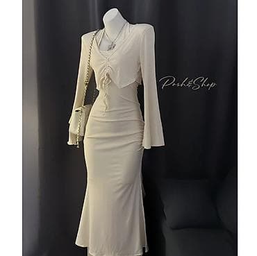 Элегантное платье миди цвета айвори с длинными расклёшенными рукавами