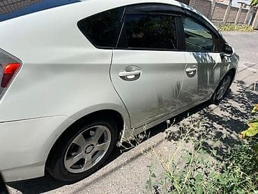 byd e7: Toyota Prius: 2016 г., Гибрид, Хэтчбэк — 3