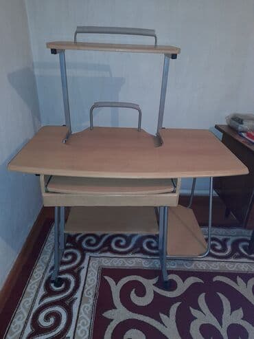 Продаю компьютерный стол, б/у, в хорошем состоянии, на роликах, с