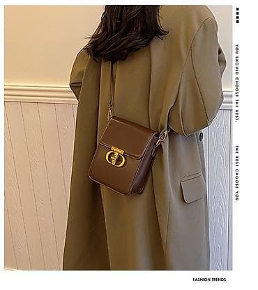 Золотые украшения: Мини-сумка через плечо, коричневая - Формат: компактная вертикальная — 5
