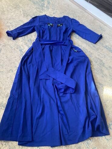 вечерний костюм: Платье миди насыщенного синего цвета. - Силуэт: приталенный верх с — 2