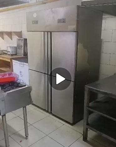 Промышленный холодильный шкаф из нержавеющей стали, трёхдверный. -