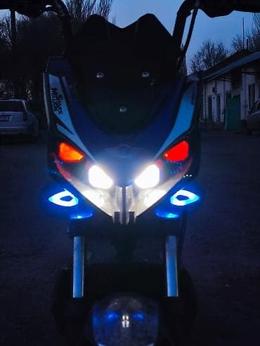 перья: Скутер Pantera. - Яркая передняя оптика: две основные фары — 1