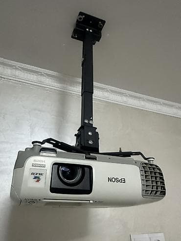 Проектор Epson (серия с 3LCD) с потолочным кронштейном. Основные