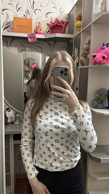 футболку с длинным рукавом: Лонгслив с высоким воротом и принтом монограмм. - Модель: женский — 2