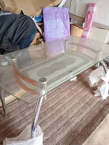 Стеклянный стол на металлических опорах - Форма: прямоугольная с