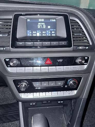 sonata: Белый седан Hyundai Sonata с современным дизайном. Оснащен — 5