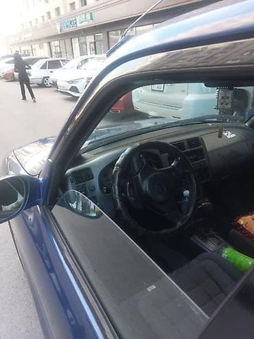 renault 21: Автомобиль седан, синий цвет кузова. Салон темный, тканевые сиденья — 6