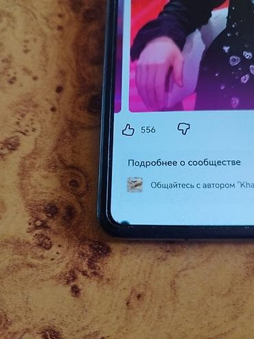 Смартфон с безрамочным дисплеем с отверстием под фронтальную камеру в — 3