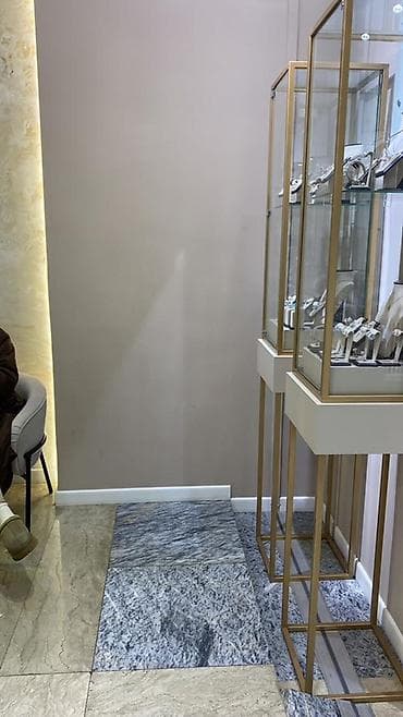 Витрины: Элегантная витрина из стекла с золотистой металлической рамой — 3