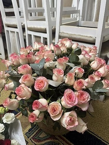 роза штамбовая: Пышный букет из роз нежно‑розового оттенка с плавным переходом к — 1