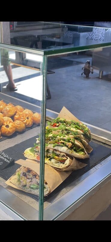 Кондитерская витрина Встраиваемая кондитерская витрина. Выполнена в