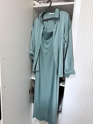 Комплект из двух изделий в одном оттенке морской волны: - Платье миди