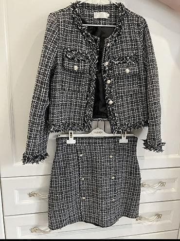 chanel: Костюм двойк из твида укороченный жакет и мини-юбка — 1