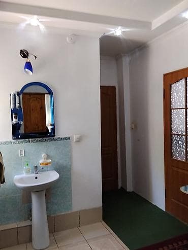 дом дордой: 📍ул. 8 марта 🔘5-комнат 🔘121м² Продаётся двухэтажный дом в районе — 9