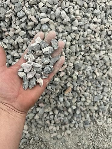 Щебень фракции примерно 5–20 мм (серо‑графитовый, камень природного