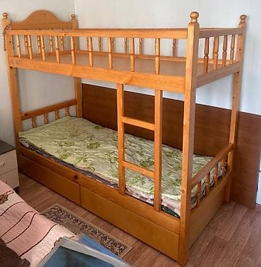 Двухъярусный кровать, материал дерево лакированный, имеются 2