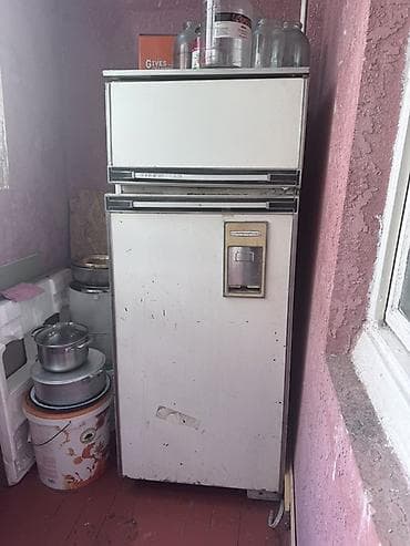 морозильник с ледогенератором: Холодильник с верхней морозильной камерой и внешним диспенсером для — 1