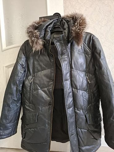 ниже: Мужская зимняя куртка-пуховик из эко-кожи с капюшоном и опушкой - — 3