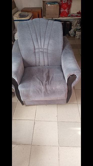 Кресло мягкое, широкое, с высоким спинным блоком и массивными