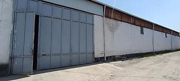 Продается просторное складское помещение. Имеются большие ворота для