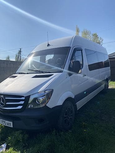 футбол тренировки: Mercedes-Benz Sprinter — белый пассажирский микроавтобус высокой — 2