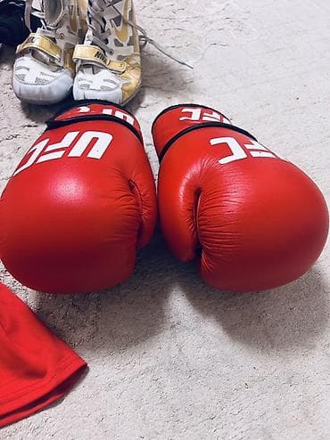 б ют: Комплект для бокса/кикбоксинга (красный) Состав набора: - Боксерские — 2