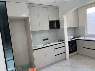 кухонный навесной шкаф: Кухонный гарнитур в современном стиле - Линейная компоновка с высоким — 11