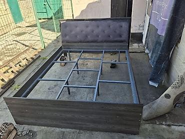 Продаем кровать 2м на 1.6 с матрасом и двумя тумбочками Двуспальная