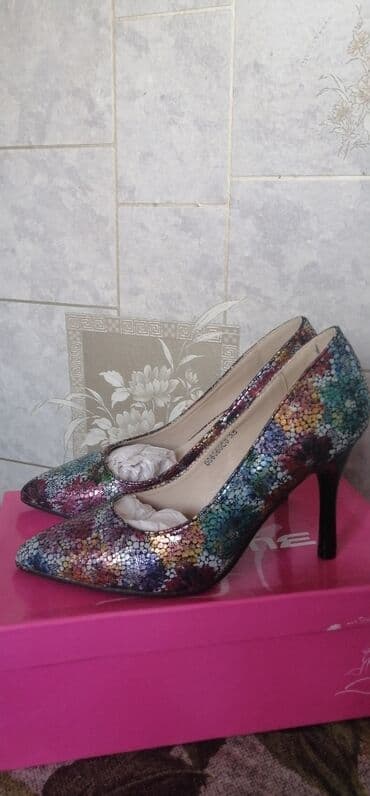 женские брендовые туфли недорого: Новые. красивые туфли, чёрные,и цветные, 35 размер. Прошу по — 4