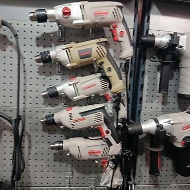 Сетевые дрели/дрели-шуруповёрты CROWN на стенде. Особенности: -