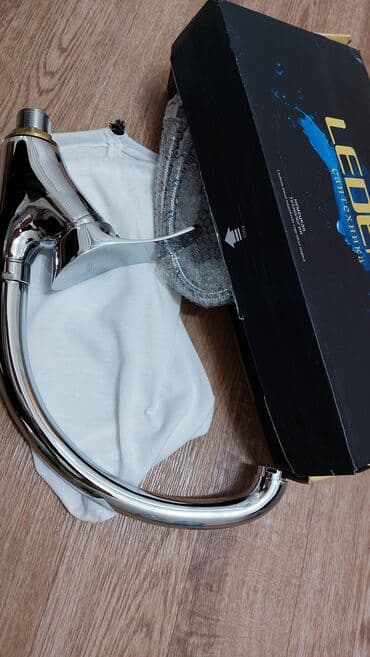 Смесители для ванны и душа: Продам новый смеситель для кухни с гайкой со шлангами. В комплекте — 2