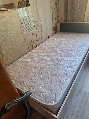 small table: Односпальная кровать, Б/у, С матрасом, длина - 200 см — 2