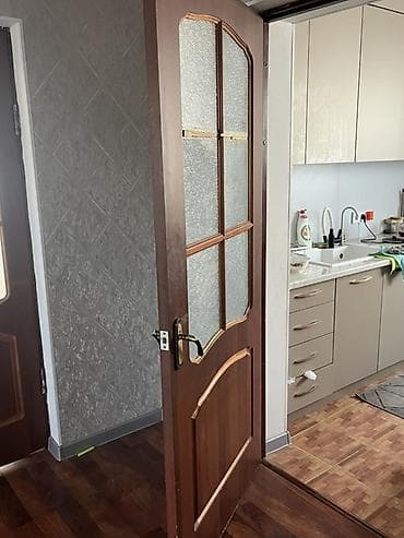 мягкий кресло: Межкомнатные двери, классический дизайн, оттенок тёплый орех. БУ — 4