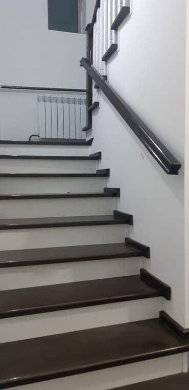 срочно дом: Деревянная лестница Для дома, Форма лестницы: Много-маршевая, Стиль: Классический — 24