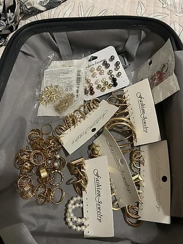 серёжи: Набор аксессуаров и бижутерии Fashion Jewelry Что внутри: - Комплекты — 4