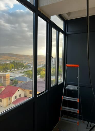 перила для балкона: Система остекления балкона с черным профилем обеспечивает панорамный — 1