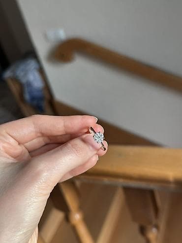 Золотые украшения: Элегантное обручальное кольцо с природным бриллиантом • Покупалось в — 6