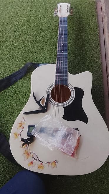 бутсы как у меси цвет зелёный: Акустическая гитара с вырезом (cutaway), цвет корпуса — белый с — 2